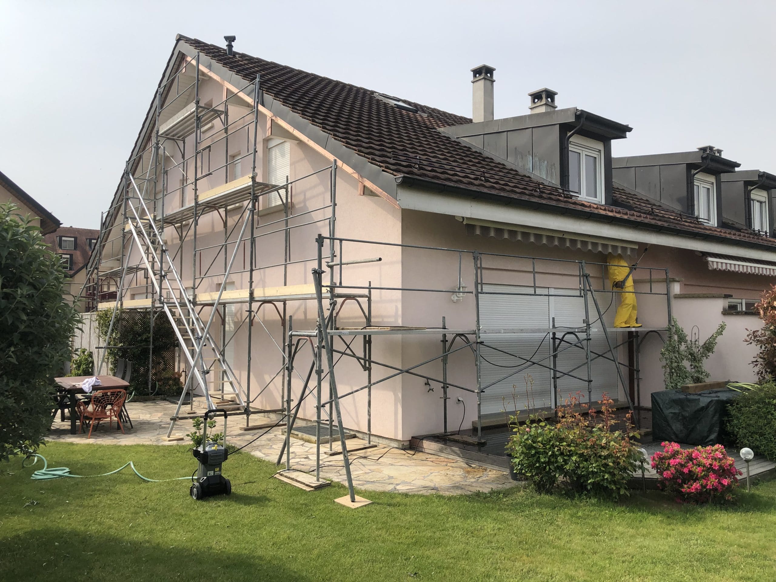 Rénovation de façade en cours sur maison — DécorFaçade