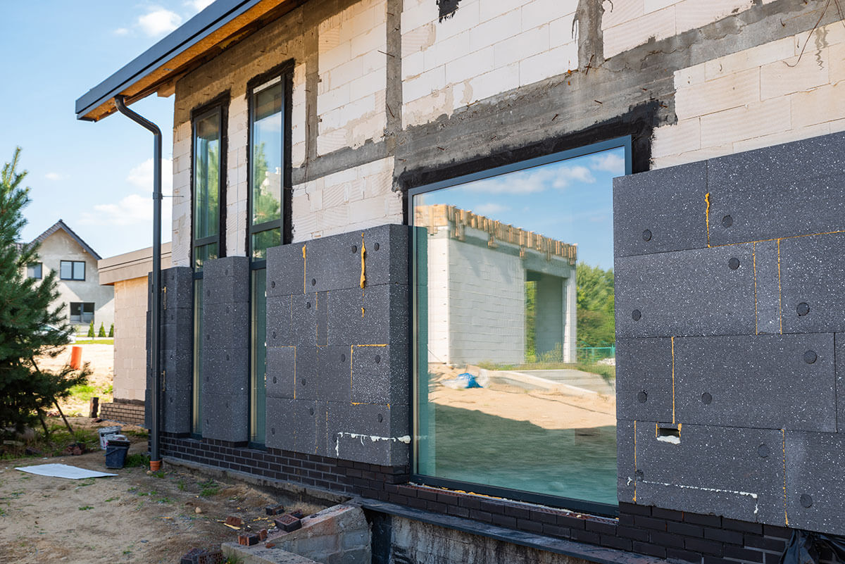 Chantier isolation thermique extérieure panneaux gris — DécorFaçade