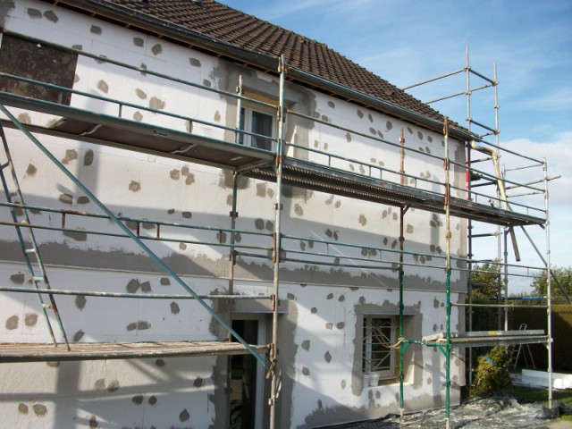 Pose de panneaux d'isolation extérieure sur façade — DécorFaçade